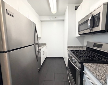 West 37th Street - Photo Thumbnail 8