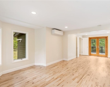 1667 Shandelee Road - Photo Thumbnail 7