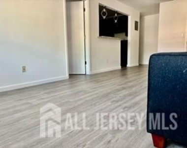 392 College Drive - Photo Thumbnail 2