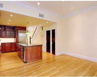 333 E 65th Street - Photo Thumbnail 3