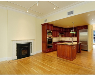 333 E 65th Street - Photo Thumbnail 2
