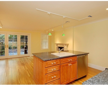 333 E 65th Street - Photo Thumbnail 10