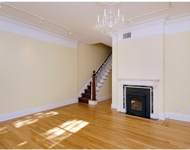 333 E 65th Street - Photo Thumbnail 4