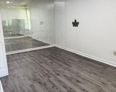 2911 Hickory Creek Court - Photo Thumbnail 5