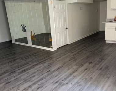 2911 Hickory Creek Court - Photo Thumbnail 4