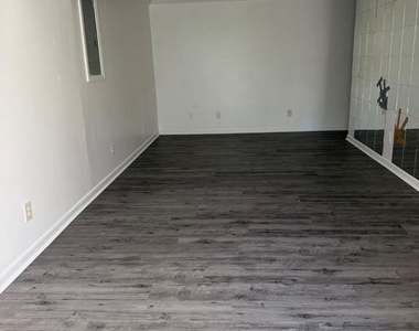 2911 Hickory Creek Court - Photo Thumbnail 2
