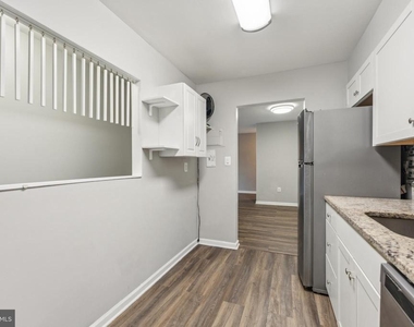 10724 W West Drive - Photo Thumbnail 6