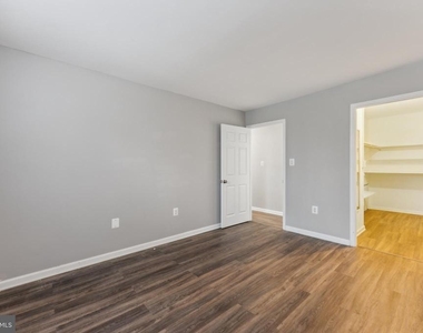 10724 W West Drive - Photo Thumbnail 8