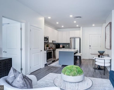 503-29 N Columbus Boulevard - Photo Thumbnail 3