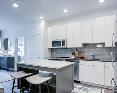 503-29 N Columbus Boulevard - Photo Thumbnail 2
