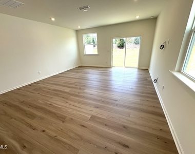 2040 Oakdale Drive - Photo Thumbnail 4