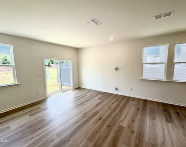 2040 Oakdale Drive - Photo Thumbnail 5