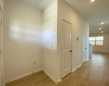 241 Saide St - Photo Thumbnail 13