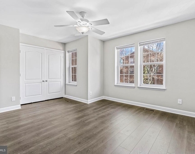 3842 Chesterwood Drive - Photo Thumbnail 8