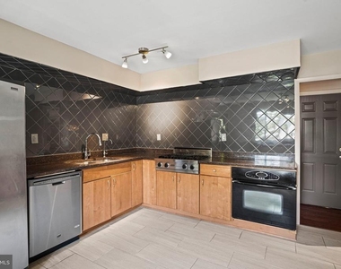 6428 Earlham Drive - Photo Thumbnail 10