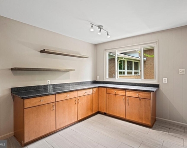6428 Earlham Drive - Photo Thumbnail 8
