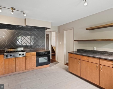 6428 Earlham Drive - Photo Thumbnail 9