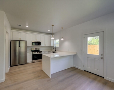 230 Brown St - Photo Thumbnail 8