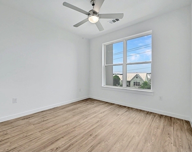 4801 Springdale Rd - Photo Thumbnail 18