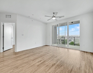 4801 Springdale Rd - Photo Thumbnail 16