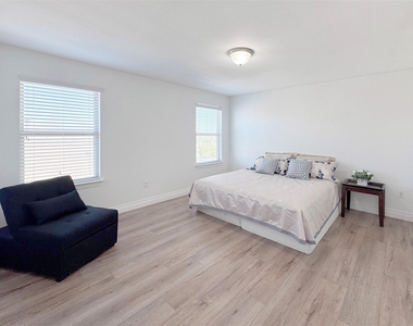 251 Triumph Rd - Photo Thumbnail 23