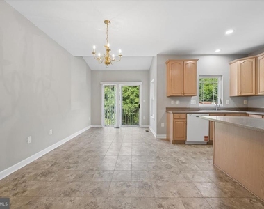 1004 Collindale Avenue - Photo Thumbnail 7