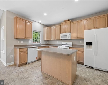 1004 Collindale Avenue - Photo Thumbnail 11