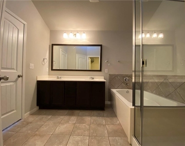816 Sleeping Bear Dunes Dr - Photo Thumbnail 6