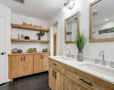 2408 W Messick Loop - Photo Thumbnail 19