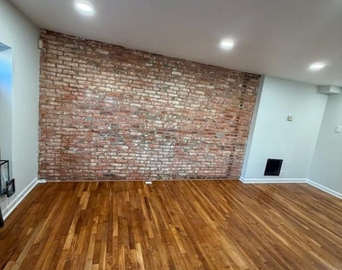 1226 Pratt Street W - Photo Thumbnail 4
