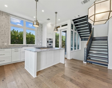 2518 Sutherland St - Photo Thumbnail 7