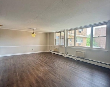 1301 N Harrison Street - Photo Thumbnail 4