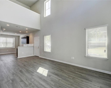 516 E Slaughter Ln - Photo Thumbnail 3