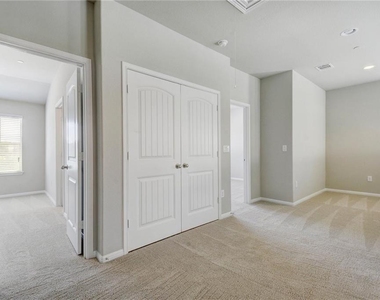 516 E Slaughter Ln - Photo Thumbnail 9