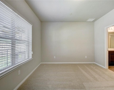 516 E Slaughter Ln - Photo Thumbnail 6