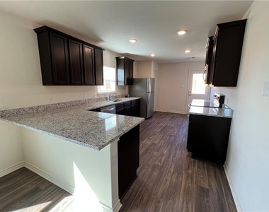 364 Crescent Park Dr - Photo Thumbnail 9