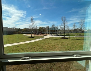 364 Crescent Park Dr - Photo Thumbnail 7