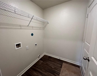 364 Crescent Park Dr - Photo Thumbnail 14