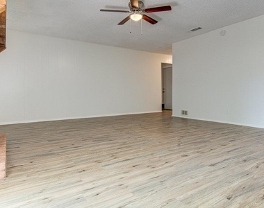 10105 Woodland Village Dr - Photo Thumbnail 15