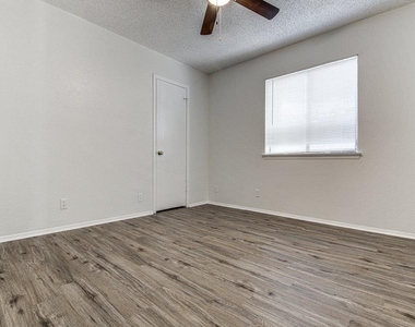 10105 Woodland Village Dr - Photo Thumbnail 8