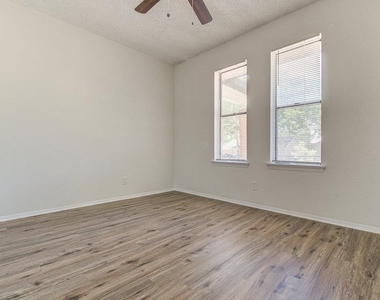 10105 Woodland Village Dr - Photo Thumbnail 10