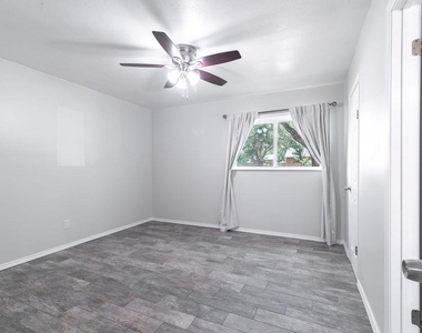 1515 Glenmeadows Dr - Photo Thumbnail 10
