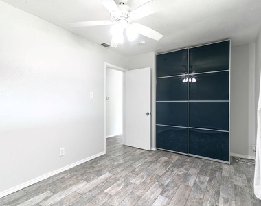 1515 Glenmeadows Dr - Photo Thumbnail 17