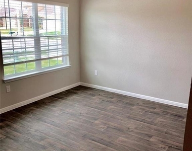 10701 Seguin Rd - Photo Thumbnail 5
