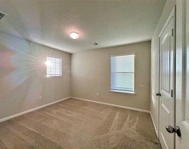10701 Seguin Rd - Photo Thumbnail 24