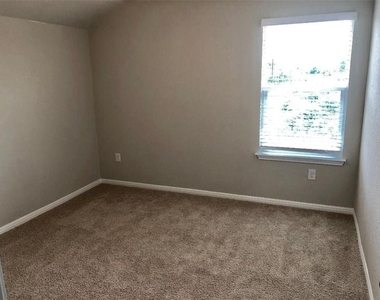 10701 Seguin Rd - Photo Thumbnail 14