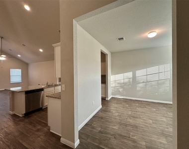 10701 Seguin Rd - Photo Thumbnail 2