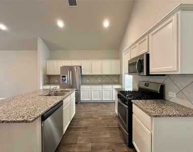 10701 Seguin Rd - Photo Thumbnail 5