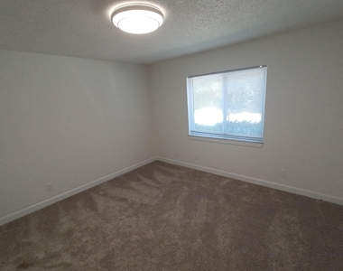 3918 La Mirada Drive N - Photo Thumbnail 9