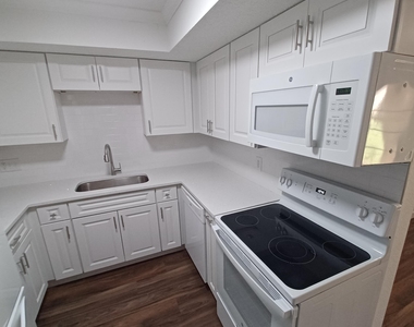 3918 La Mirada Drive N - Photo Thumbnail 6